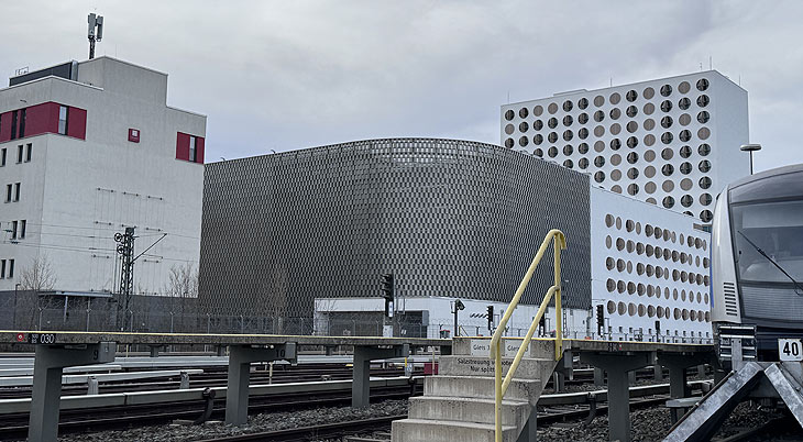 Blick über die Gleise der U- und S-Bahn Haltestelle Neuperlach-Süd: "Münchens schönstes Parkhaus" - die neue P+R Anlage Neuperlach Süd eröffnete am 11.03.2024 (©Foto: Martin Schmitz)